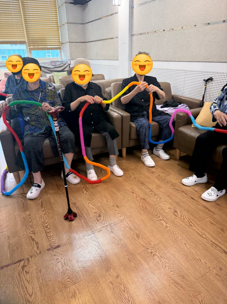 구성동 주간보호센터의 알록달록 팝튜브 활동